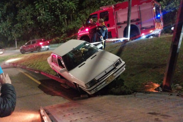 Una persona resultó lesionada tras el choque del carro con un poste de energía.