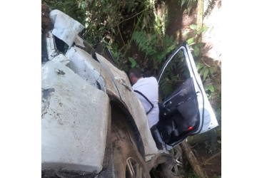 El carro particular golpeó a unos ciclistas antes de rodar por la ladera en la vía a Bogotá.