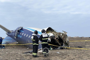 Miembros de los servicios de emergencias trabajan en el rescate de pasajeros de un avión que se estrelló cuando cubría la ruta entre la capital azerbaiyana, Bakú, y la ciudad rusa de Grozni, este miércoles.