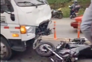 Buscan a los familiares del motociclista que se accidentó en la vía Pereira - Armenia.