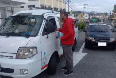 Conductores que fueron sancionados en Manizales por transitar en estado de embriaguez cumplieron con labores comunitarias para recuperar su licencia.