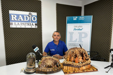 Eduardo Antonio Aranzazu, trabajador de LA PATRIA y creador de pesebres hechos con madera reciclada. 