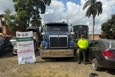 Dos vehículos decomisaron las autoridades, tras comprobarse que se usaban para transportar estupefacientes.