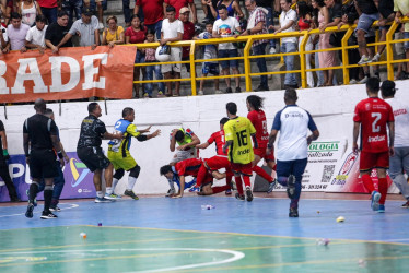 Pelea entre los jugadores de Atlético Dorada y Sabaneros de Sincelejo después del 2-1 del quintelo local a menos de 2 minutos de finalizar el partido.