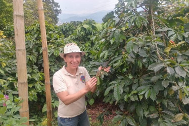 Yilema Muñoz y su hija, María Paula, recurren a los saberes ancestrales para darles sello a los productos en la finca Tierra Activa en San Agustín, municipio cafetero del Sur del Huila. 