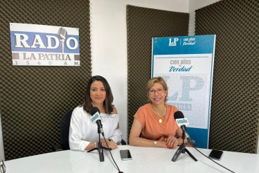 La directora de Incubar, Claudia Benavides Salazar, y Gladys Galeano, secretaria de la Mujer de Manizales. 