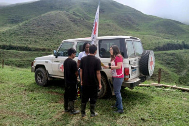 Momento en que dos jóvenes son liberados y puestos a disposición de la Cruz Roja 