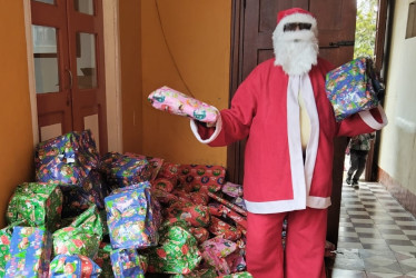 Miguel Ángel Calderón, el papá Noel que les alegra la Navidad a los niños de San Félix (Caldas).