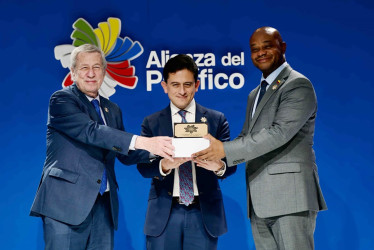 Foto / EFE / LA PATRIA  Luis Carlos Reyes y Luis Gilberto Murillo, ministros de Comercio y Exteriores de Colombia, reciben la Presidencia de la Alianza.