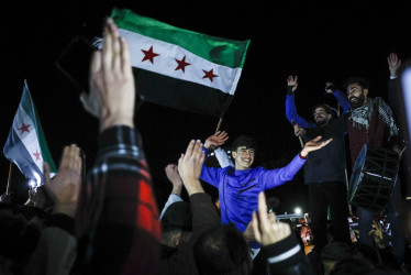 Foto / EFE / LA PATRIA  Miles de personas siguen celebrando la caída del régimen de Bachar al Asad.