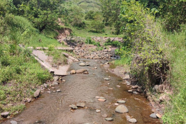 Según Invías, el contratista se comprometió a disponer del equipo técnico y humano en obra desde hoy lunes 2 de diciembre. Sin embargo, este es el estado actual del puente de la vereda Murillo. 