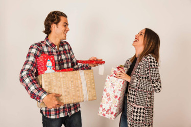 Personas comparten regalos de Navidad. 