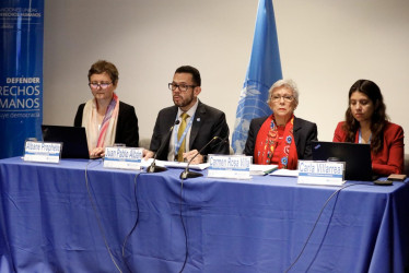 La secretaria ejecutiva del Comité de la ONU para la Desaparición Forzada, Albane Prophete (i), los expertos del Comité de la ONU para la Desaparición Forzada, Juan Pablo Albán (2i), Carmen Rosa Villa y la oficial de Derechos Humanos, Carla Villareal, anunciaron el jueves que Medicina Legal tiene "resguardados" en un hangar de un aeropuerto de Bogotá alrededor de 20.000 cuerpos que no ha podido identificar.