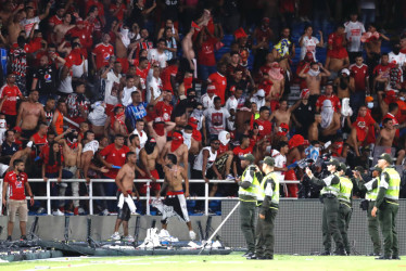 Aficionados del América provocaron disturbios en el partido de vuelta de la final de Copa Colombia entre América y Atlético Nacional en el Estadio Pascual Guerrero, en Cali.