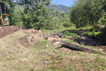 La comunidad registra diariamente cualquier novedad que vean en la reconstrucción del puente de su vereda. 