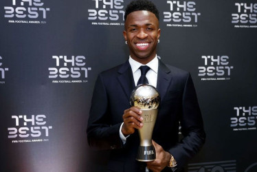 Vinicius con su nuevo trofeo