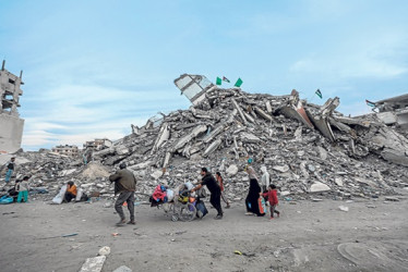 Gazatíes regresan a lo que quedó de sus hogares en el norte de Gaza.