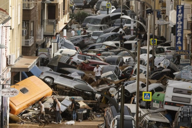 Foto | EFE | LA PATRIA Vehículos amontonados en una calle tras la dana que afectó a Valencia (España) en octubre pasado.