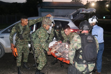 Fotografía cedida por la Brigada 30 del Ejército Nacional de Colombia de integrantes de las Fuerzas Militares trasladando a una persona herida el jueves en El Tarra (Norte de Santander).