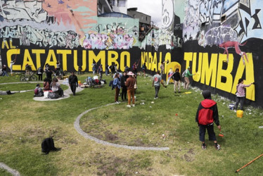 Foto | EFE | LAPATRIA Integrantes de colectivos artísticos pintaron un mural con la frase “Al Catatumbo Nada lo Tumba”’, en homenaje a las víctimas y desplazados del conflicto con la guerrilla del Ejército de liberación nacional.