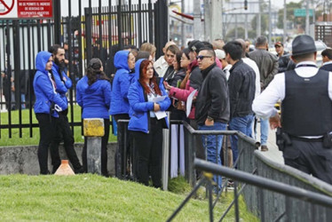 Decenas de personas acudieron ayer a la embajada de Estados Unidos en Bogotá con la esperanza de obtener respuestas sobre sus trámites de su visado luego de que el Departamento de Estado suspendiera ese servicio.