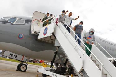  Llegada de ciudadanos deportados desde Estados Unidos en un vuelo de la Fuerza Aeroespacial Colombiana (FAC) este martes, en Bogotá (Colombia).