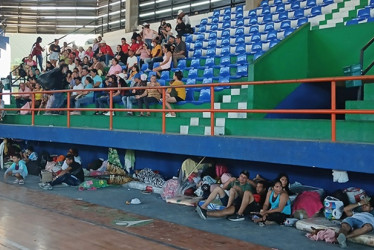 Desplazados por la violencia en el Catatumbo permanecen en el Coliseo Argelino Durán Quintero, en Ocaña.