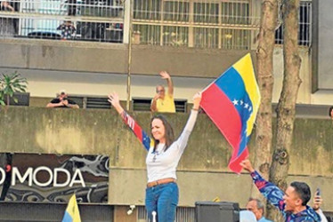 Foto | EFE | LA PATRIA María Corina Machado, montada sobre un vehículo, estuvo acompañada por el también exdiputado Juan Pablo Guanipa.