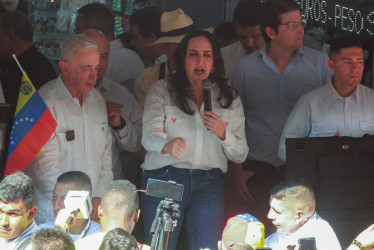 La senadora colombiana María Fernanda Cabal (c) habla junto al expresidente colombiano Álvaro Uribe (i) (2002-2010) durante una concentración este sábado, en Cúcuta (Colombia). 