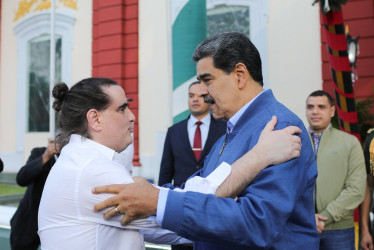 Alex Saab, ministro para la Industria y Producción Nacional de Venezuela, junto al presidente de ese país. Nicolás Maduro.