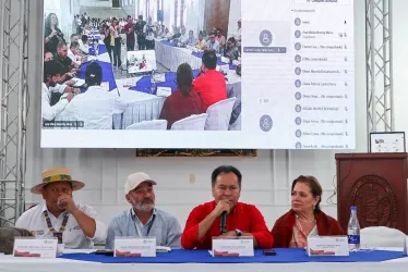 El gobernador de Norte de Santander, William Villamizar (de rojo), habla junto a Rangel Giovani Yule (izq.), director de la Unidad Administrativa de Restitución de Tierras, y Ómar Fernández (centro), subdirector general de la Unidad para las Víctimas, y Martha Patricia Ruiz, embajadora de México, durante el evento Paz para el Catatumbo, este martes en Cúcuta.