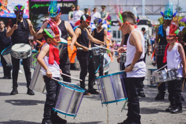 Los niños de la batucada durante el Desfile de Bienvenida de la Feria de Manizales 2025.