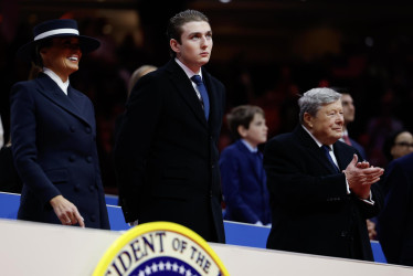 Barron Trump (centro) junto a la primera dama de EE.UU., Melania Trump, y su abuelo, el empresario Viktor Knavs, durante un desfile celebrado con ocasión de la investidura de Donald Trump como presidente de los Estados Unidos.