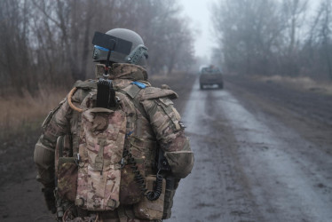 Un soldado de la brigada 13 NGU patrulla una carretera en Lipsy, Ucrania cerca del frente ante Rusia este martes. Las tropas ucranianas que defendían Velika Novosilka se han retirado casi por completo de esta localidad del sur de la región oriental de Donetsk para evitar ser rodeadas por las fuerzas rusas, según declaró el portavoz del grupo Jortitsia del Ejército ucraniano, Víktor Tregúbov.