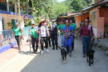 Autoridades de la comunidad indígena Damasco caminan por la vereda Cuba, donde comparten con los no indígenas. Al principio eran un asentamiento en el territorio, pero ahora ganaron el reconocimiento como parcialidad que les permite acceder a beneficios gubernamentales y a proteger sus tradiciones.