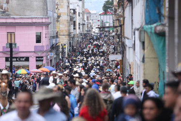 El comercio se une a la fiesta de ciudad. Iniciar el 2025 con el pie derecho es posible para el comercio gracias a la Feria de Manizales 2025. Según Fenalco Caldas, los ganadores del evento serían bares, restaurantes, estanquillos, discotecas, servicios de transporte, hoteles y hostales. En la foto, la cabalgata de este año que inicia.