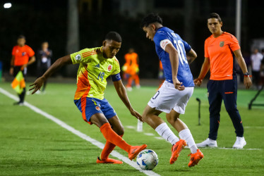 Kener Nicolas González (izq.), de Colombia, disputa un balón con Kendry Páez, de Ecuador.