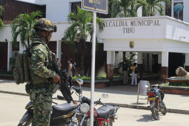 Un soldado vigila frente a la Alcaldía de Tibú (Norte de Santander).