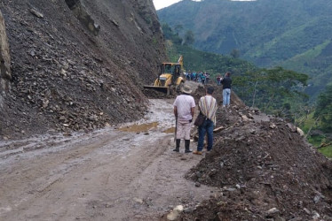 Tres derrumbes fueron atentidos este sábado en dos municipios de Caldas. Alcaldías aún no cuentan con apoyo de la maquinaria de la Gobernación, falta la contratación. En la foto, el corregimiento Las Margaritas, donde se reportan deslizamientos con frecuencia.