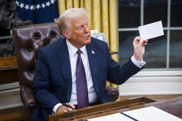 Donald Trump en la oficina Oval de la Casa Blanca este lunes después de asumir como presidente de Estados Unidos.