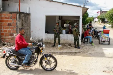 Fotografía de archivo que muestra a soldados del Ejercito Nacional en las calles de Tibú (Norte de Santander).