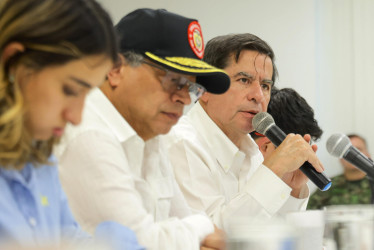 El ministro del interior, Juan Fernando Cristo (d) junto al presidente de Colombia, Gustavo Petro (2i), durante un Consejo de Seguridad el viernes 17 de enero, en Tibú Norte de Santander (Colombia).