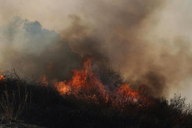 Las llamas se encienden en la maleza del incendio forestal Palisades en el barrio de Pacific Palisades de Los Ángeles, California, EE.UU.