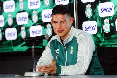 El futbolista colombiano James Rodríguez habla durante una rueda de prensa en las instalaciones de Esmeralda Casa Club León este martes, en León, estado de Guanajuato (México). 