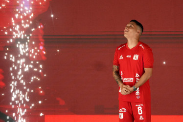 El futbolista colombiano Juan Fernando Quintero asiste a un evento en el que es presentado como nuevo jugador del América de Cali este jueves, en Cali (Colombia). 