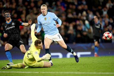 Erling Haaland, del Manchester City, en acción contra el portero del Brujas, Simon Mignolet.