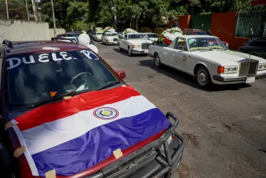 Fotografía de archivo del 15 de mayo de 2022 del carro fúnebre que transportó los restos del asesinado fiscal Marcelo Pecci, a su llegada a la sede del Club Guaraní en Asunción (Paraguay). º