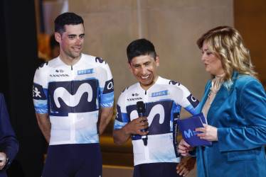 El ciclista colombiano Nairo Quintana (centro) responde a una pregunta durante la presentación del equipo Movistar de ciclismo para la temporada 2025.