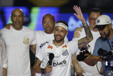 Neymar saluda durante su presentación como nuevo jugador del Santos este viernes, en el estadio Vila Belmiro en Santos (Brasil).