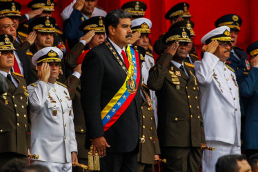 Fotografía de archivo del presidente reelecto de Venezuela, Nicolás Maduro (c), en un acto de la Fuerza Armada Nacional Bolivariana (FANB). 